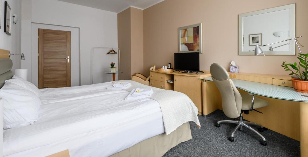404 Rooms Wilanowska Warsaw Exterior photo